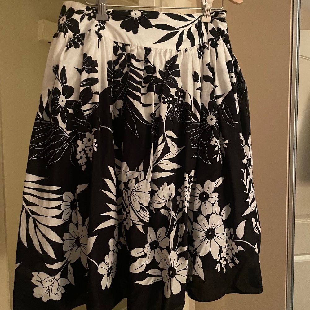 White House Black Market M Pleated mid-length skirt
